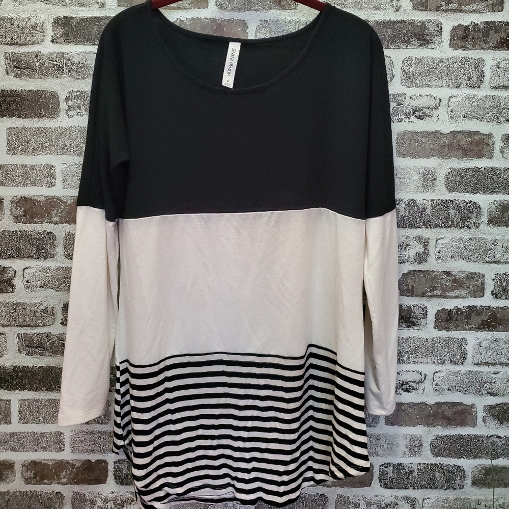 Zenana Premium women's medium long sleeve Tunic. Black/white. Scoop neck